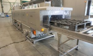 Combined crate washer and pallet washer