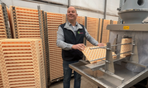 Gevers Planten setzt neue Maßstäbe in Hygiene und Nachhaltigkeit mit der Limex Tray-Waschanlage